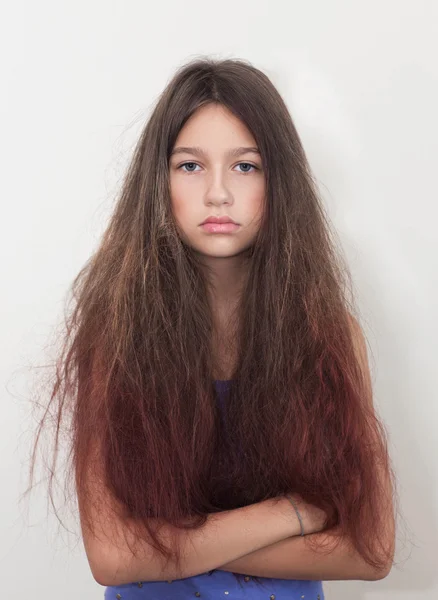 La ragazza non è soddisfatta dei loro capelli — Foto Stock