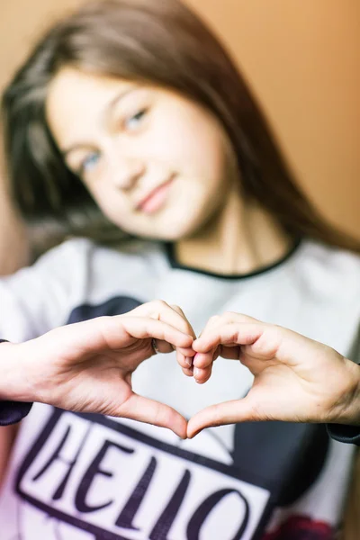 Le mani di ragazza mostrano il cuore — Foto Stock