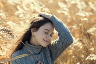 neşeli duygu yaşandığı gözlü kız kapalı