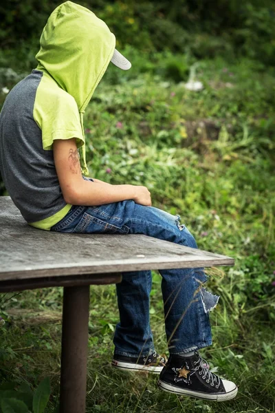 Foto schmutzigen Obdachlosen Jungen mit zerrissenen Jeans — Stockfoto