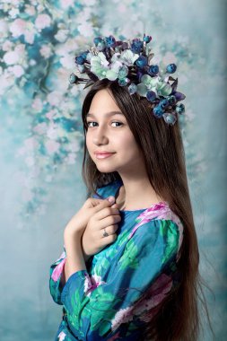 Gülümseyen bir taç çiçek, güzel kızla