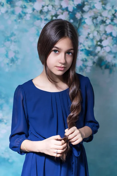 Menina bonito com cabelos longos olhando para a câmera — Fotografia de Stock