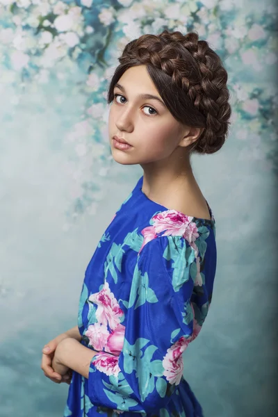Schönes, bescheidenes Mädchen mit Weben auf dem Kopf, das für die Kamera posiert — Stockfoto