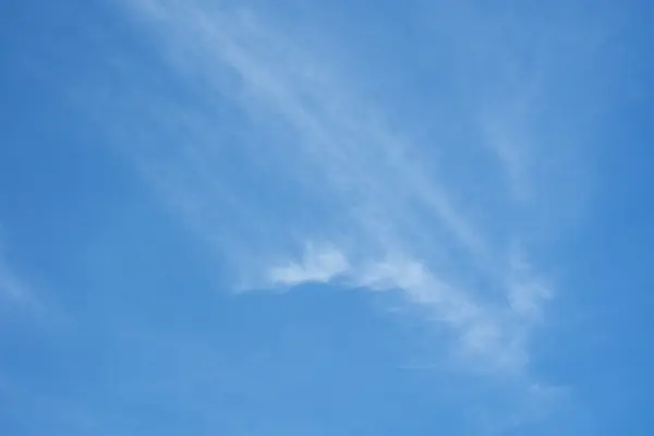 Blauer Himmel Hintergrund mit dünnen Wolken — Stockfoto