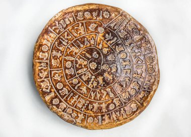 Phaistos Diski (ayrıca Phaistos Disk, Phaestos Disc olarak da yazılır) Girit adasındaki Minos Sarayı 'ndan ateşlenen kil diski. Disk her iki tarafta da mühürlü sembollerden oluşan bir spiral ile beyaz arkaplanda izole edildi..