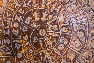 Phaistos diskinin merkez kısmının hiyeroglif arka planı. Phaistos Diski (ayrıca Phaistos Disk, Phaestos Disc olarak da yazılır) Girit adasındaki Minos Sarayı 'ndan ateşlenen kil diski..