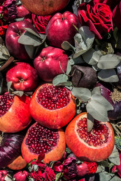 Sebzeler, çiçekler, elmalar ve nar sonbahar arkaplanı. Güzel bir vejetaryen yemeği örneği. Hasat festivali hala canlı. Harika sebzeler ve meyveler, herkes için lezzetli ve sağlıklı, özellikle vejetaryenler ve vejetaryenler için..
