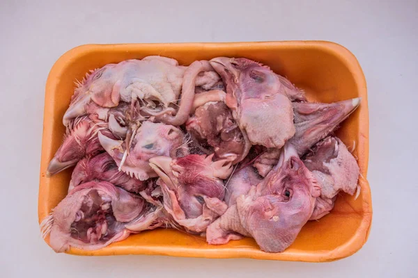 Cabeças Frango Cruas Isoladas Fundo Branco Alimentos Para Gatos — Fotografia de Stock