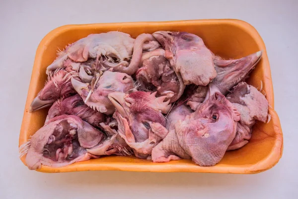 Cabeças Frango Cruas Isoladas Fundo Branco Alimentos Para Gatos — Fotografia de Stock