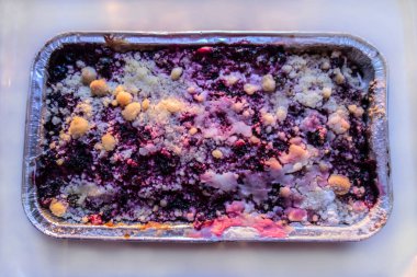 Böğürtlenli turta, beyaz arka planda izole edilmiş. Taze ev yapımı cheescake yiyecek fotoğrafçılığı.