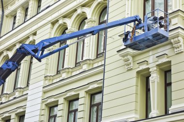 Adam kamyona monte - bir kamyonla platformu üzerinde sahanın bir