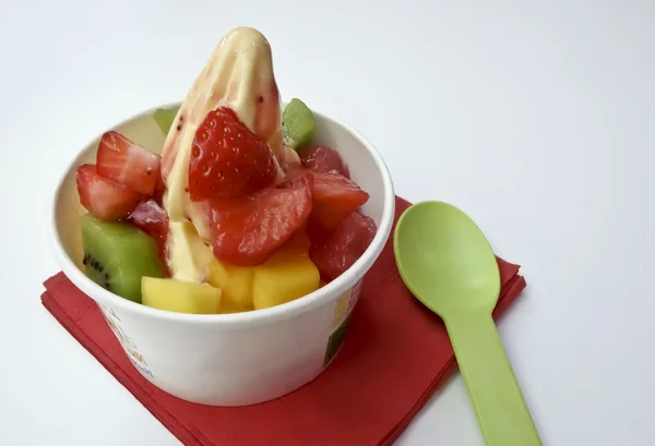 Zoete dessert van razernij van yoghurt met fruit: mango, kiwi, grapefr — Stockfoto