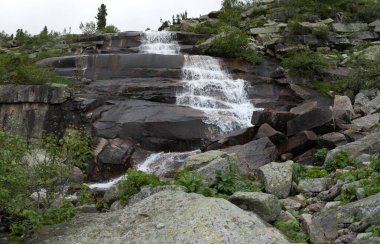 Kayalıklarda çağlayan şelale. Ergaki doğa parkındaki şelale mermeri, Rusya, Sibirya.