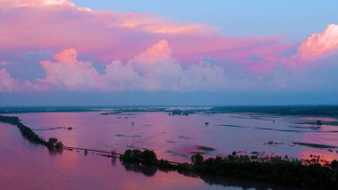 Bu nehir inanılmaz güzellikte! Bu resimde gördüğünüz renkler ve her şey var.!
