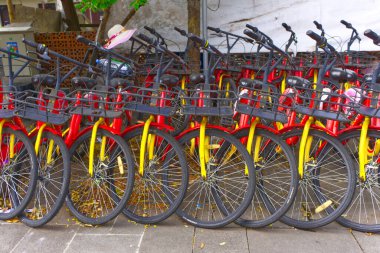 Sokağın kenarına park edilmiş bisiklet kuyruğu.