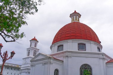 Semarang, Endonezya - 21 Ocak 2021: Kota Lama Semarang 'daki Gereja Blenduk Kilisesi, Endonezya' nın orta kesimindeki en eski Hıristiyan kilisesidir.
