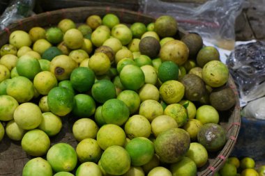 Geleneksel pazarda taze yeşil limon