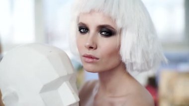 Kameraya bakarak profesyonel moda modeli