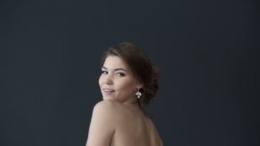 İplik beyaz gelinlikle güzel genç gelin. Güzel kadın