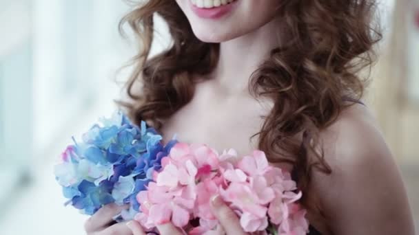 Professioneel fashion model. Schoonheid portret, mooi meisje glimlachend op camera. — Stockvideo