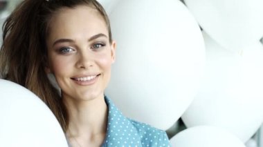 Profesyonel moda model arıyorsunuz ve kameraya gülümseyen