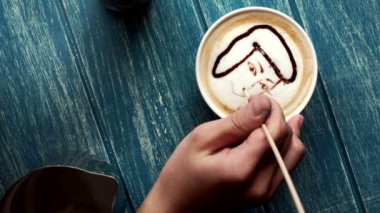 Barista bir kız portresi çizer. Barista yapma sanat latte.