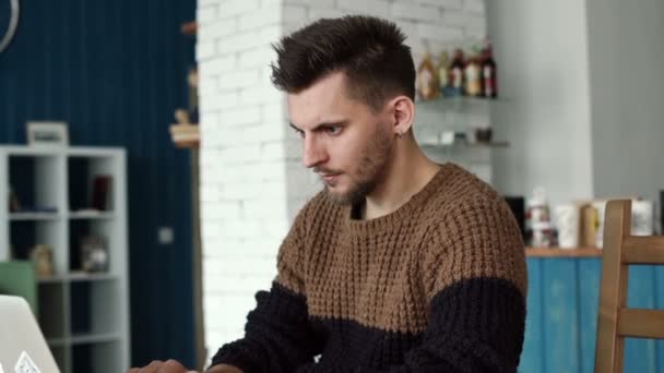 Pengusaha tampan yang bekerja dengan laptop di kafe — Stok Video