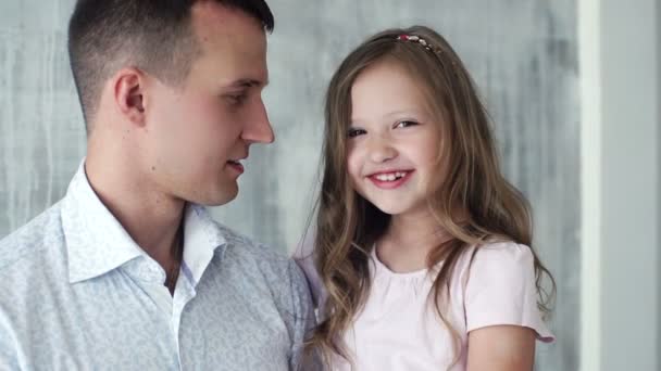 Крупним планом портрет щасливої кавказької сім'ї в повсякденному одязі сміється в приміщенні — стокове відео