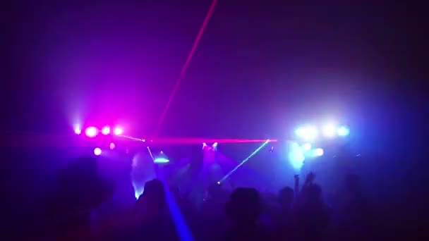 Jongeren dansen in nachtclub — Stockvideo