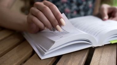 Genç kadın bir kitap okuma ve doğa adlı sayfaya göz atıyor