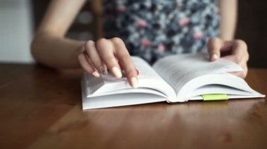 Kütüphane kitap ile Bayan üniversite öğrencisi