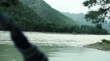 Dağ nehir atmosfer. nehir geçerli