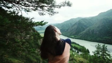 Kız dağlar görünümünü hoşlanır