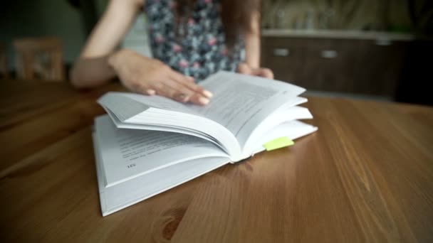 Joven mujer relajante y lectura libro — Vídeos de Stock