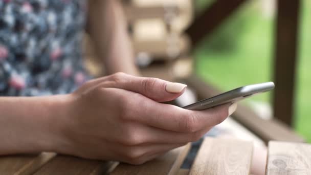 Gros plan de jeunes femmes mains défilant photos téléphone. surfer sur internet — Video