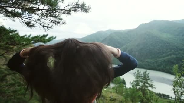 Boldog tinédzser lány úgy érzi, szabad, tájat hegyek. — Stock videók