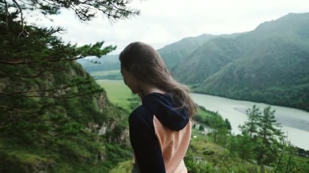 Uma jovem mulher nas montanhas — Vídeo de Stock