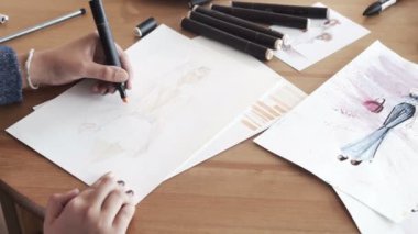 Kadın moda tasarımcısı giyim için skeçler çizim