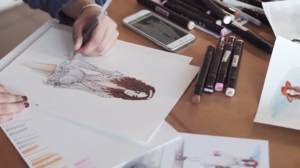 Desenho e pintura de designer de moda . — Vídeo de Stock