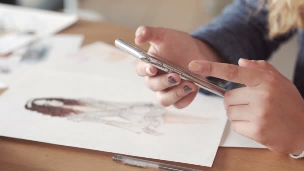 Gros plan de jeunes femmes mains défilant photos téléphone. surfer sur internet — Video