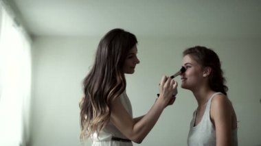 Makyöz, büyük bir beyaz stüdyo modelini. Ağır çekim