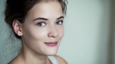 Yakın çekim Güzellik Portresi kadın yüz ve profesyonel makyaj sanatçısı