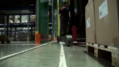 Adam diğerine bir depolama kargo taşıma forklift