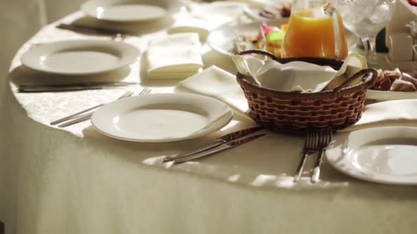 Une image tonique douce d'un décor de table avec assiette, serviette — Video