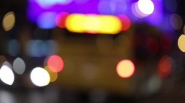 Bokeh daireler gece trafik hareket. Gece şehir