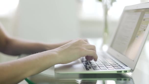 Manos de mujer escribiendo en el teclado — Vídeo de stock