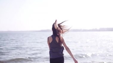 mutlu bir kadın açık havada atlama