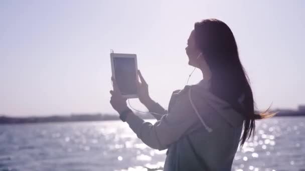 Mujer feliz llega a la costa, toma autorretrato con tableta — Vídeos de Stock