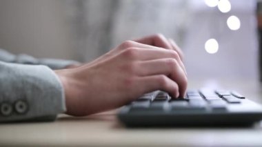 klavyede yazarak eller