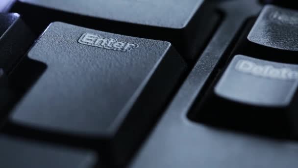 Pressionando a tecla enter em um teclado de computador. close-up — Vídeo de Stock